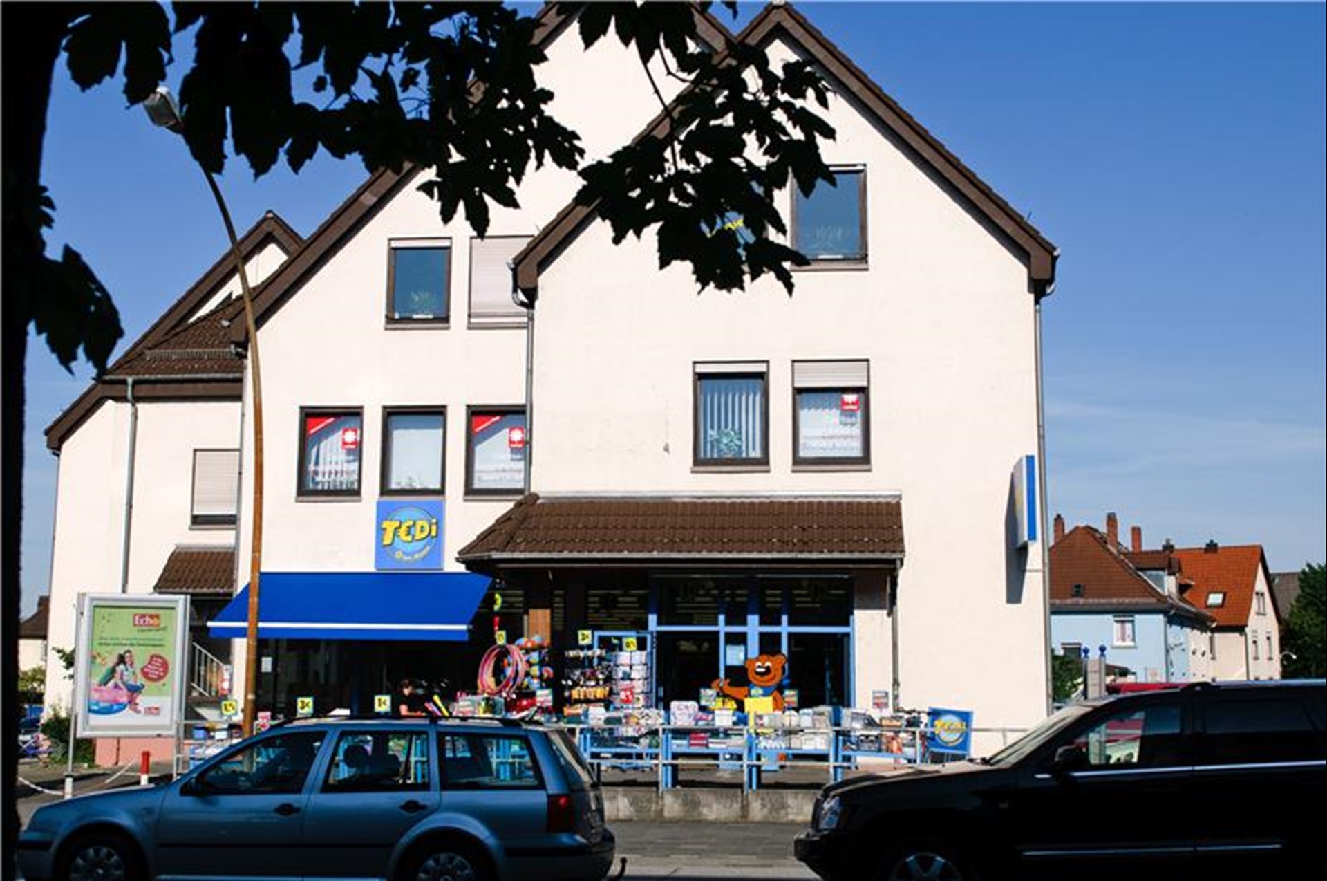 Gebäude mit Ladengeschäft. In den oberen Stockwerken befindet sich die Caritas Sozialstattion.