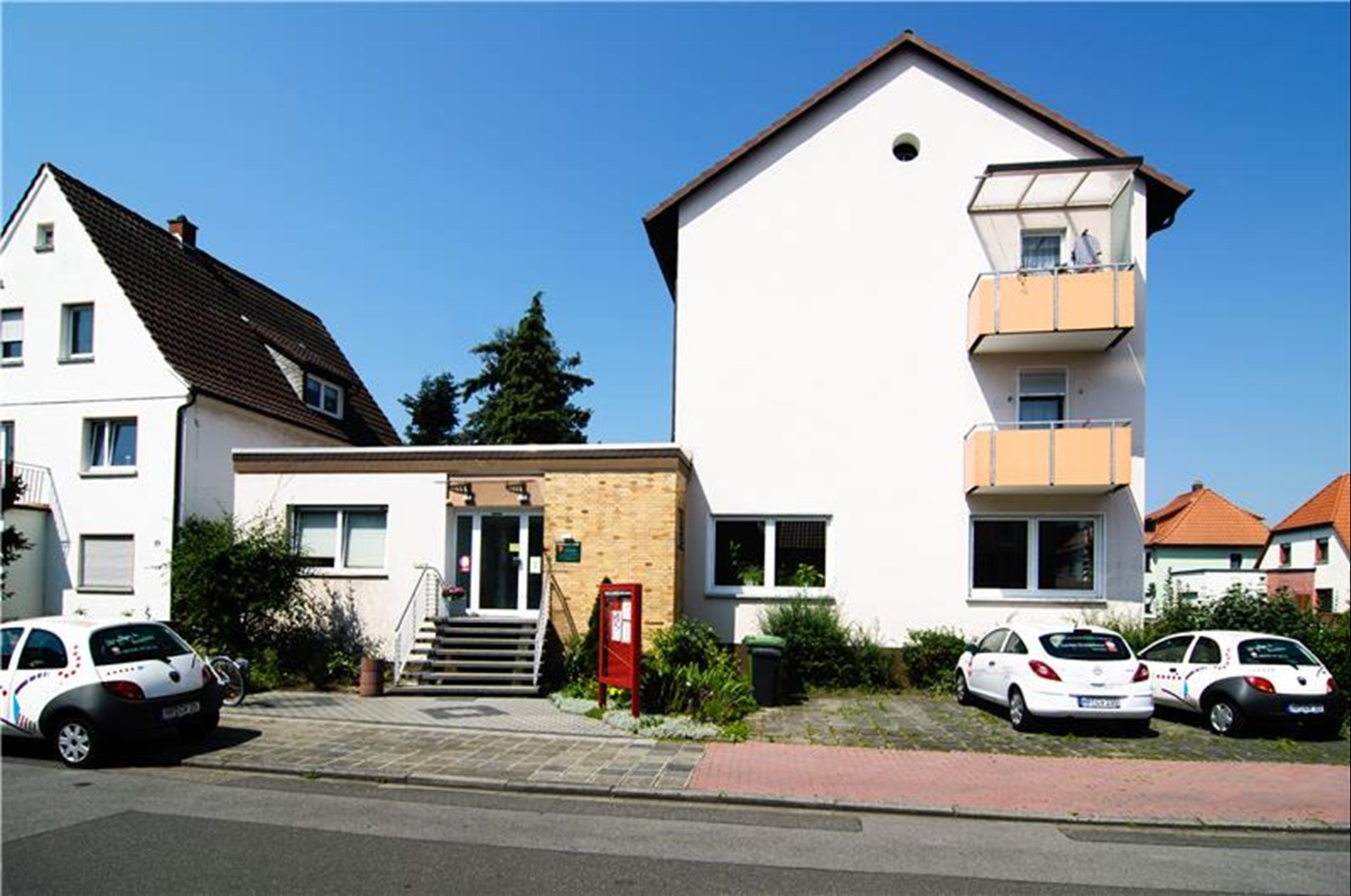 In einem Flachbau in der Nähe von Wohnhäusern befindet sich die Sozialstation